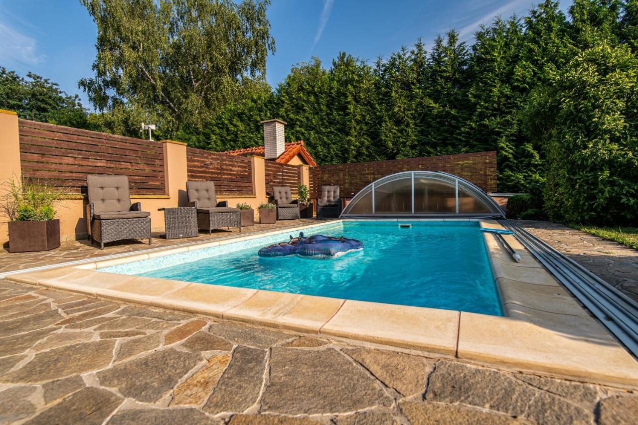Villa With Pool & Sauna In Beer Village Velké Popovice Eksteriør billede