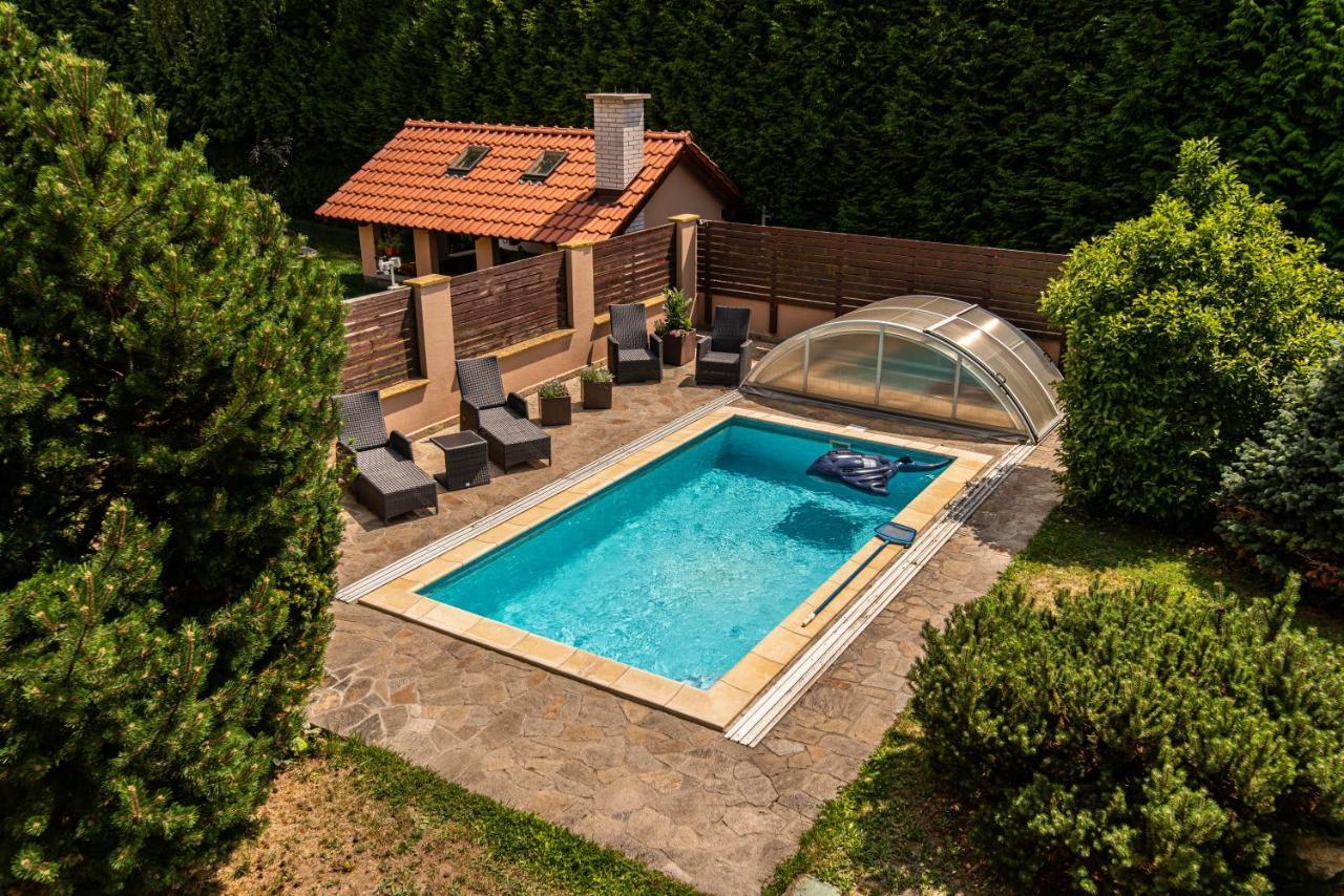 Villa With Pool & Sauna In Beer Village Velké Popovice Eksteriør billede