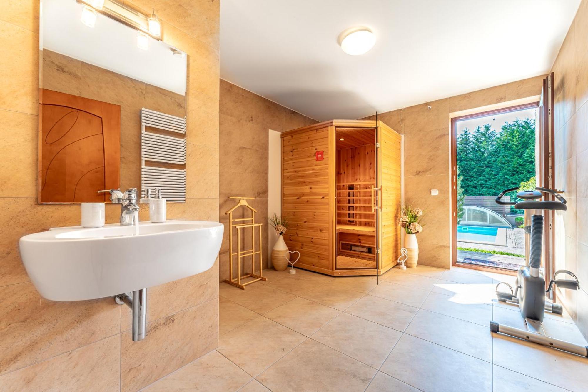 Villa With Pool & Sauna In Beer Village Velké Popovice Eksteriør billede
